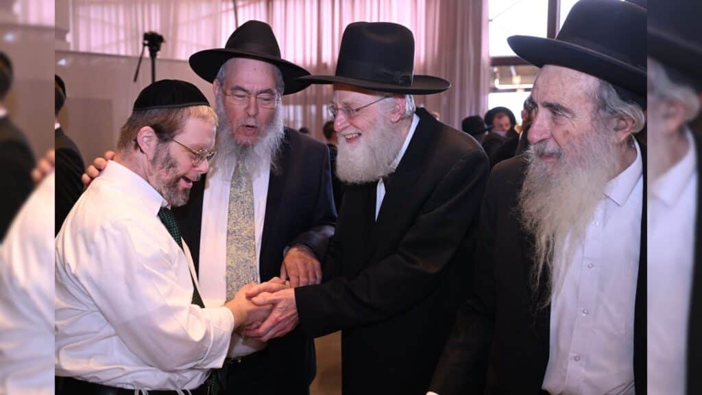 גדולי ישראל הגיעו להוקיר ולשמח בשמחת בית-השואבה של עזר-מציון גדולי ישראל הגיעו להוקיר ולשמח בשמחת בית-השואבה של עזר-מציון
