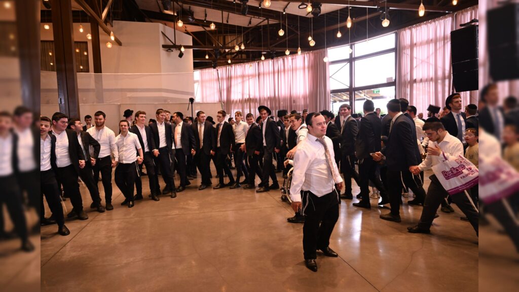 גדולי ישראל הגיעו להוקיר ולשמח בשמחת בית-השואבה של עזר-מציון גדולי ישראל הגיעו להוקיר ולשמח בשמחת בית-השואבה של עזר-מציון