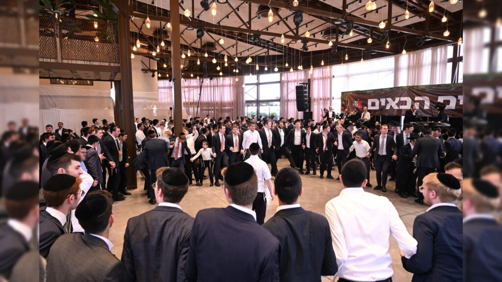 גדולי ישראל הגיעו להוקיר ולשמח בשמחת בית-השואבה של עזר-מציון גדולי ישראל הגיעו להוקיר ולשמח בשמחת בית-השואבה של עזר-מציון