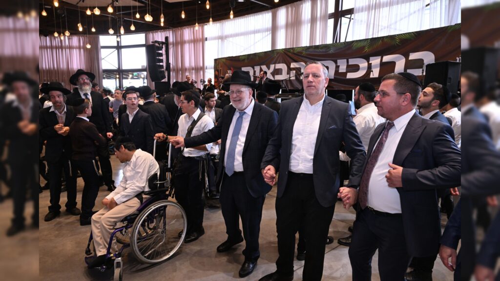 גדולי ישראל הגיעו להוקיר ולשמח בשמחת בית-השואבה של עזר-מציון גדולי ישראל הגיעו להוקיר ולשמח בשמחת בית-השואבה של עזר-מציון