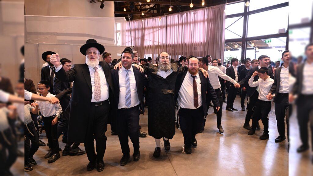 גדולי ישראל הגיעו להוקיר ולשמח בשמחת בית-השואבה של עזר-מציון גדולי ישראל הגיעו להוקיר ולשמח בשמחת בית-השואבה של עזר-מציון