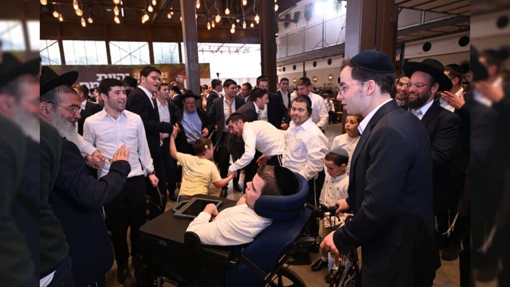 גדולי ישראל הגיעו להוקיר ולשמח בשמחת בית-השואבה של עזר-מציון גדולי ישראל הגיעו להוקיר ולשמח בשמחת בית-השואבה של עזר-מציון