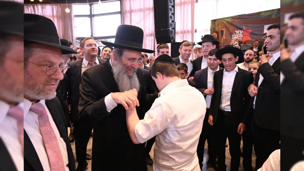 גדולי ישראל הגיעו להוקיר ולשמח בשמחת בית-השואבה של עזר-מציון גדולי ישראל הגיעו להוקיר ולשמח בשמחת בית-השואבה של עזר-מציון