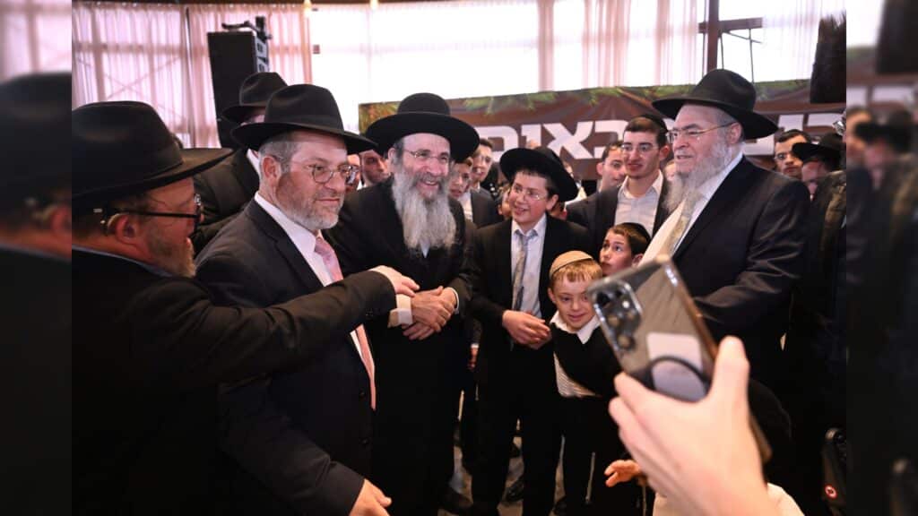 גדולי ישראל הגיעו להוקיר ולשמח בשמחת בית-השואבה של עזר-מציון גדולי ישראל הגיעו להוקיר ולשמח בשמחת בית-השואבה של עזר-מציון