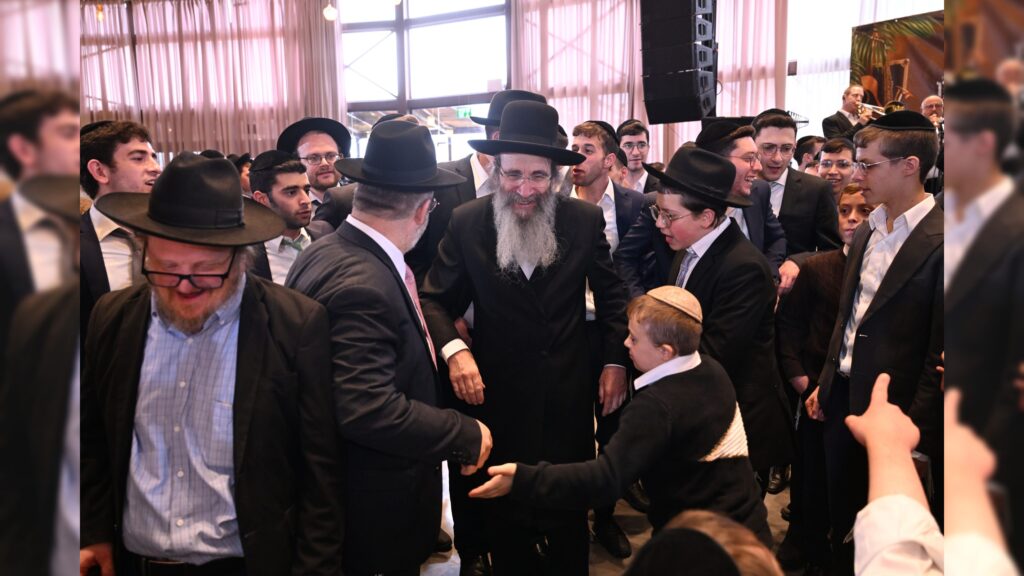 גדולי ישראל הגיעו להוקיר ולשמח בשמחת בית-השואבה של עזר-מציון גדולי ישראל הגיעו להוקיר ולשמח בשמחת בית-השואבה של עזר-מציון