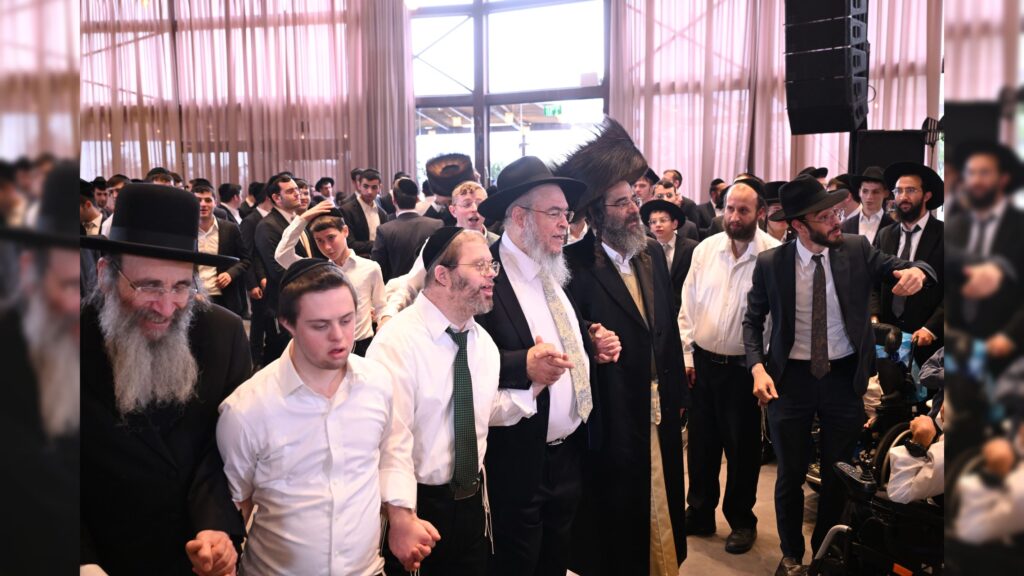 גדולי ישראל הגיעו להוקיר ולשמח בשמחת בית-השואבה של עזר-מציון גדולי ישראל הגיעו להוקיר ולשמח בשמחת בית-השואבה של עזר-מציון