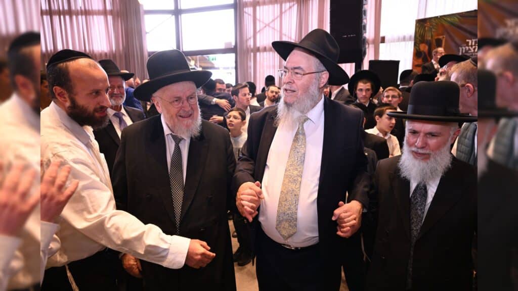 גדולי ישראל הגיעו להוקיר ולשמח בשמחת בית-השואבה של עזר-מציון גדולי ישראל הגיעו להוקיר ולשמח בשמחת בית-השואבה של עזר-מציון