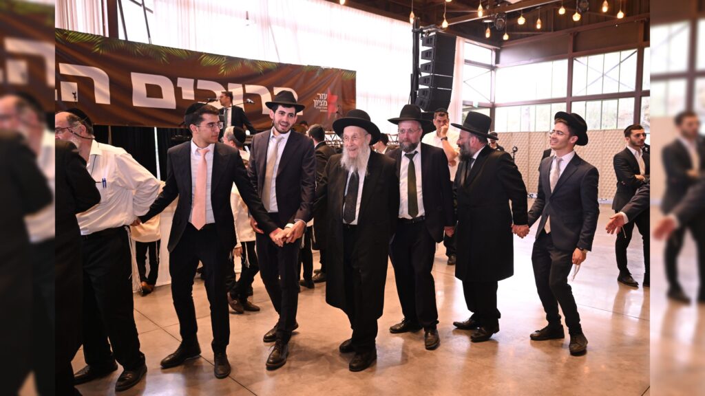 גדולי ישראל הגיעו להוקיר ולשמח בשמחת בית-השואבה של עזר-מציון גדולי ישראל הגיעו להוקיר ולשמח בשמחת בית-השואבה של עזר-מציון