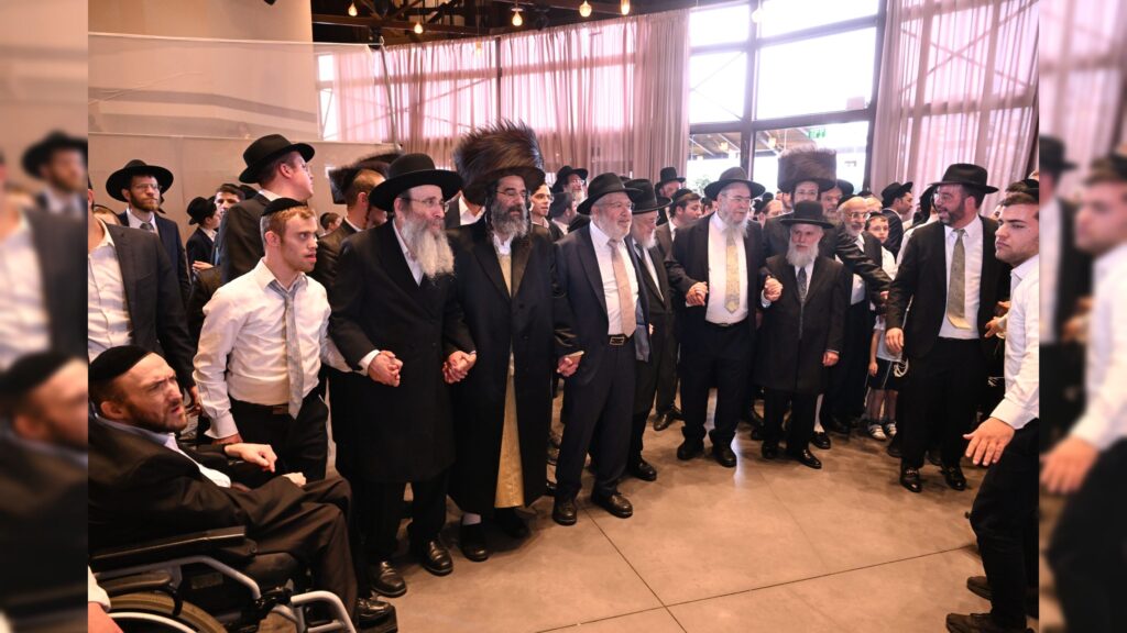 גדולי ישראל הגיעו להוקיר ולשמח בשמחת בית-השואבה של עזר-מציון גדולי ישראל הגיעו להוקיר ולשמח בשמחת בית-השואבה של עזר-מציון