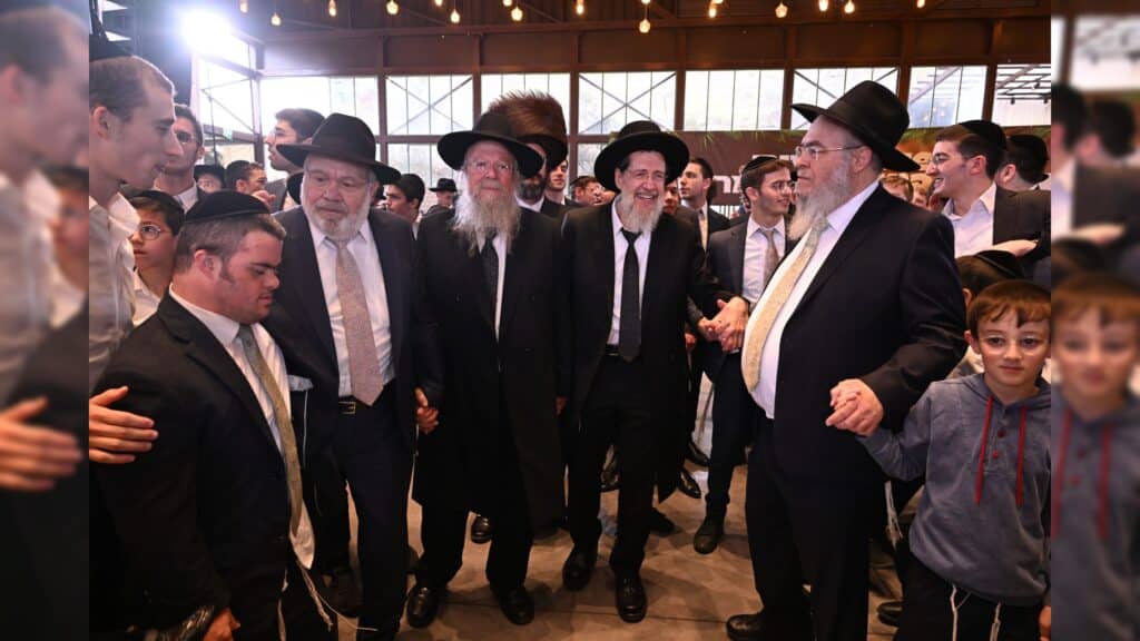 גדולי ישראל הגיעו להוקיר ולשמח בשמחת בית-השואבה של עזר-מציון גדולי ישראל הגיעו להוקיר ולשמח בשמחת בית-השואבה של עזר-מציון