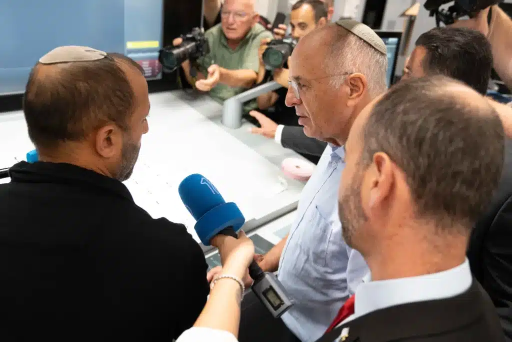 450 מיליון פתקי הצבעה: מבצע הענק של ועדת הבחירות יוצא לדרך 450 מיליון פתקי הצבעה: מבצע הענק של ועדת הבחירות יוצא לדרך