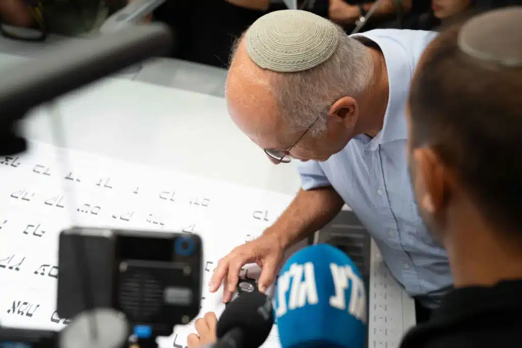 450 מיליון פתקי הצבעה: מבצע הענק של ועדת הבחירות יוצא לדרך 450 מיליון פתקי הצבעה: מבצע הענק של ועדת הבחירות יוצא לדרך