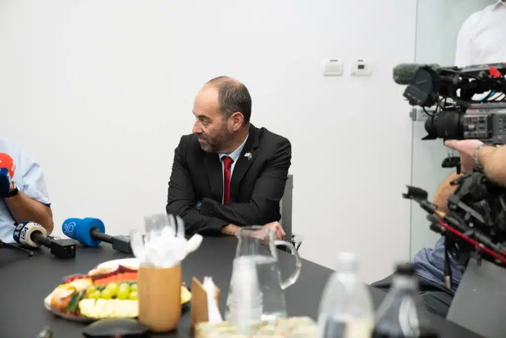 450 מיליון פתקי הצבעה: מבצע הענק של ועדת הבחירות יוצא לדרך 450 מיליון פתקי הצבעה: מבצע הענק של ועדת הבחירות יוצא לדרך