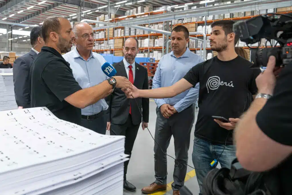 450 מיליון פתקי הצבעה: מבצע הענק של ועדת הבחירות יוצא לדרך 450 מיליון פתקי הצבעה: מבצע הענק של ועדת הבחירות יוצא לדרך