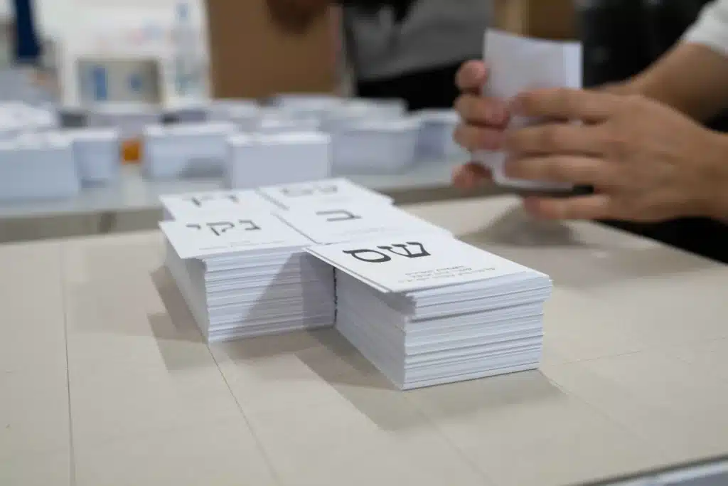 450 מיליון פתקי הצבעה: מבצע הענק של ועדת הבחירות יוצא לדרך 450 מיליון פתקי הצבעה: מבצע הענק של ועדת הבחירות יוצא לדרך