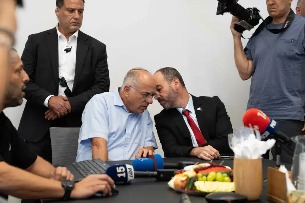 450 מיליון פתקי הצבעה: מבצע הענק של ועדת הבחירות יוצא לדרך 450 מיליון פתקי הצבעה: מבצע הענק של ועדת הבחירות יוצא לדרך