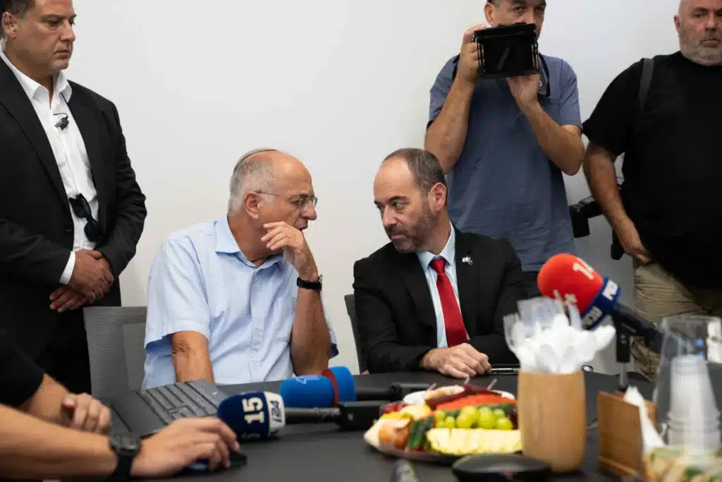 450 מיליון פתקי הצבעה: מבצע הענק של ועדת הבחירות יוצא לדרך 450 מיליון פתקי הצבעה: מבצע הענק של ועדת הבחירות יוצא לדרך
