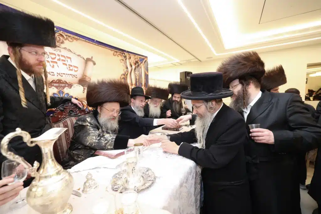 גלריה: מעמד הכנסת ספר תורה לבית המדרש דחסידי נאדוורנא באניא גלריה: מעמד הכנסת ספר תורה לבית המדרש דחסידי נאדוורנא באניא