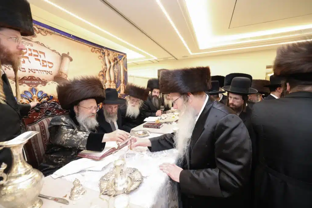 גלריה: מעמד הכנסת ספר תורה לבית המדרש דחסידי נאדוורנא באניא גלריה: מעמד הכנסת ספר תורה לבית המדרש דחסידי נאדוורנא באניא