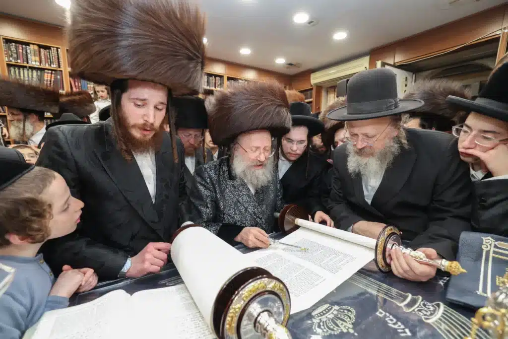 גלריה: מעמד הכנסת ספר תורה לבית המדרש דחסידי נאדוורנא באניא גלריה: מעמד הכנסת ספר תורה לבית המדרש דחסידי נאדוורנא באניא
