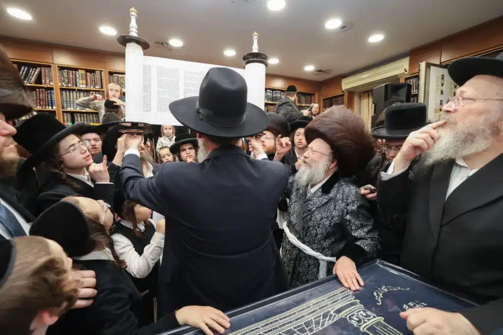 גלריה: מעמד הכנסת ספר תורה לבית המדרש דחסידי נאדוורנא באניא גלריה: מעמד הכנסת ספר תורה לבית המדרש דחסידי נאדוורנא באניא
