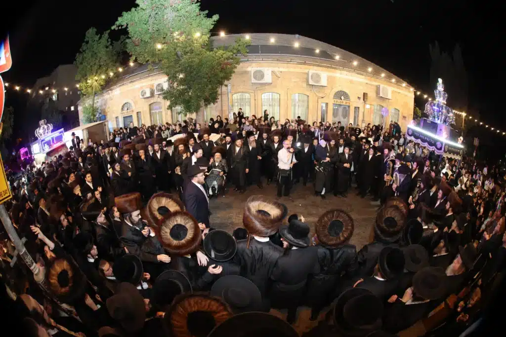 גלריה: מעמד הכנסת ספר תורה לבית המדרש דחסידי נאדוורנא באניא גלריה: מעמד הכנסת ספר תורה לבית המדרש דחסידי נאדוורנא באניא