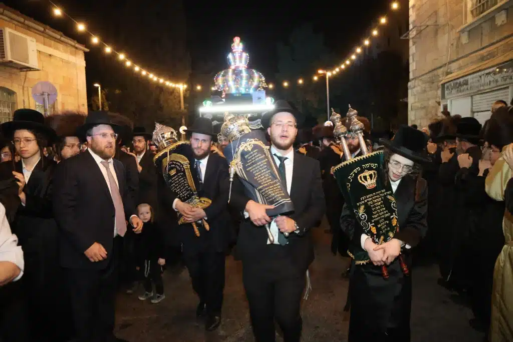 גלריה: מעמד הכנסת ספר תורה לבית המדרש דחסידי נאדוורנא באניא גלריה: מעמד הכנסת ספר תורה לבית המדרש דחסידי נאדוורנא באניא