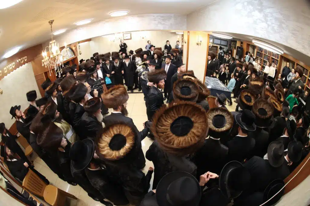 גלריה: מעמד הכנסת ספר תורה לבית המדרש דחסידי נאדוורנא באניא גלריה: מעמד הכנסת ספר תורה לבית המדרש דחסידי נאדוורנא באניא