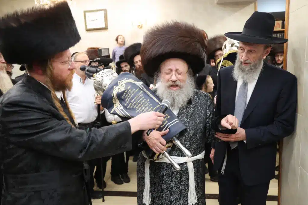 גלריה: מעמד הכנסת ספר תורה לבית המדרש דחסידי נאדוורנא באניא גלריה: מעמד הכנסת ספר תורה לבית המדרש דחסידי נאדוורנא באניא