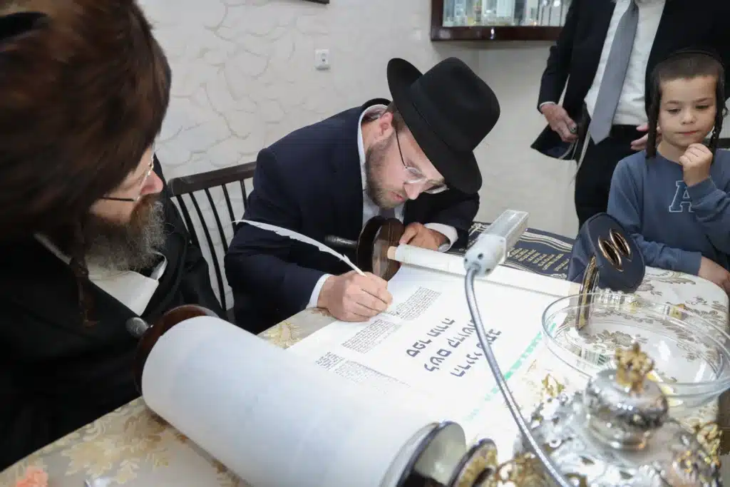 גלריה: מעמד הכנסת ספר תורה לבית המדרש דחסידי נאדוורנא באניא גלריה: מעמד הכנסת ספר תורה לבית המדרש דחסידי נאדוורנא באניא