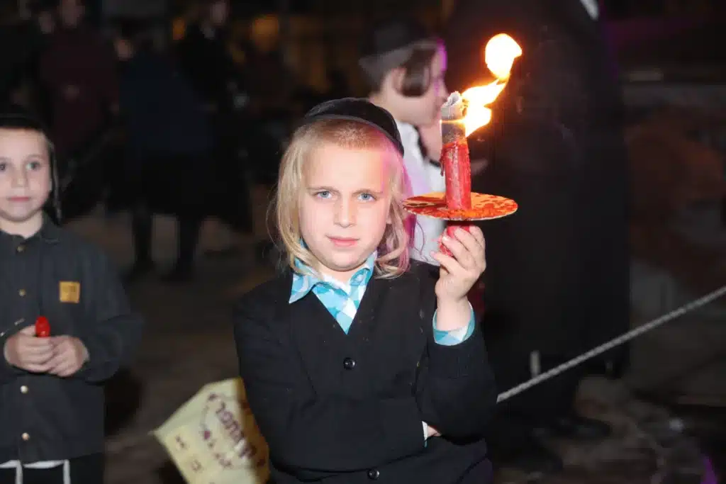 גלריה: מעמד הכנסת ספר תורה לבית המדרש דחסידי נאדוורנא באניא גלריה: מעמד הכנסת ספר תורה לבית המדרש דחסידי נאדוורנא באניא