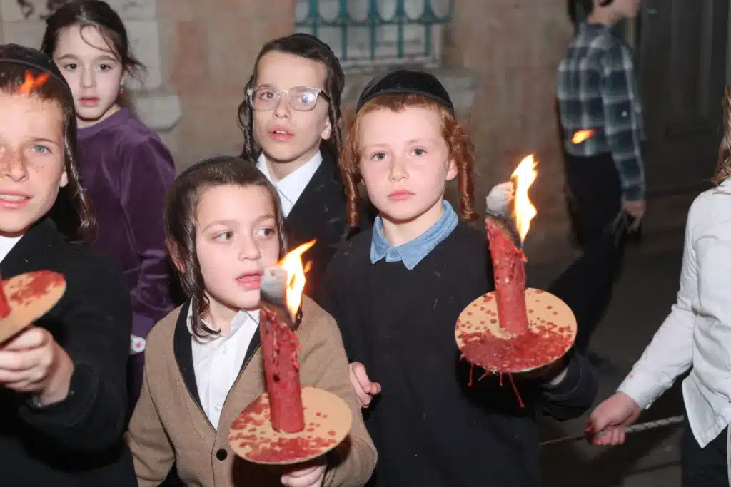 גלריה: מעמד הכנסת ספר תורה לבית המדרש דחסידי נאדוורנא באניא גלריה: מעמד הכנסת ספר תורה לבית המדרש דחסידי נאדוורנא באניא