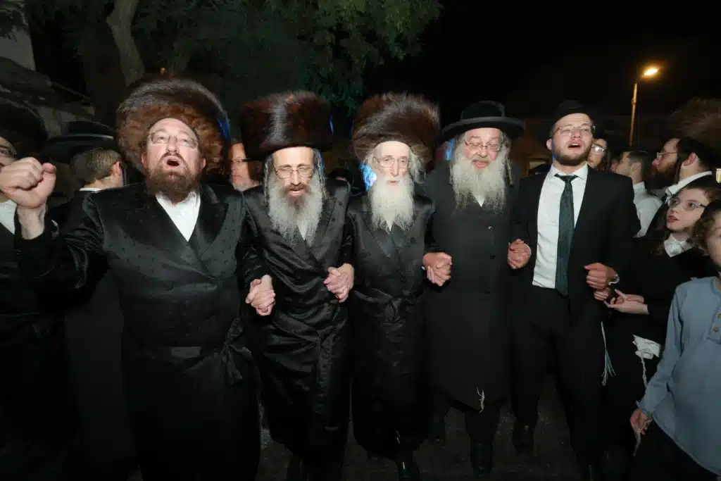 גלריה: מעמד הכנסת ספר תורה לבית המדרש דחסידי נאדוורנא באניא גלריה: מעמד הכנסת ספר תורה לבית המדרש דחסידי נאדוורנא באניא
