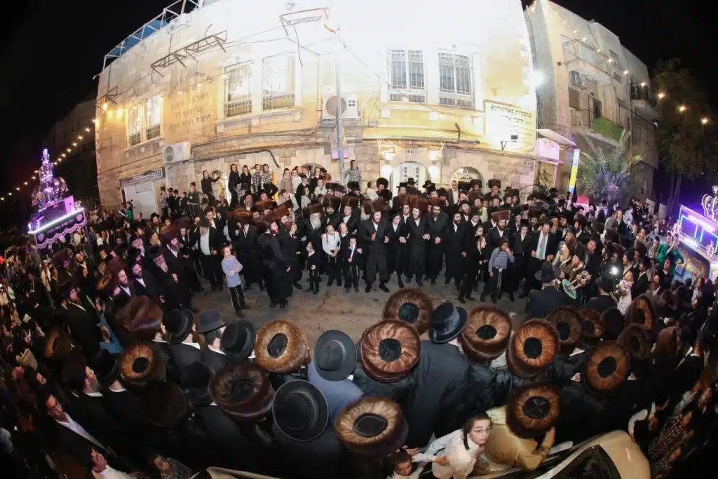 גלריה: מעמד הכנסת ספר תורה לבית המדרש דחסידי נאדוורנא באניא גלריה: מעמד הכנסת ספר תורה לבית המדרש דחסידי נאדוורנא באניא