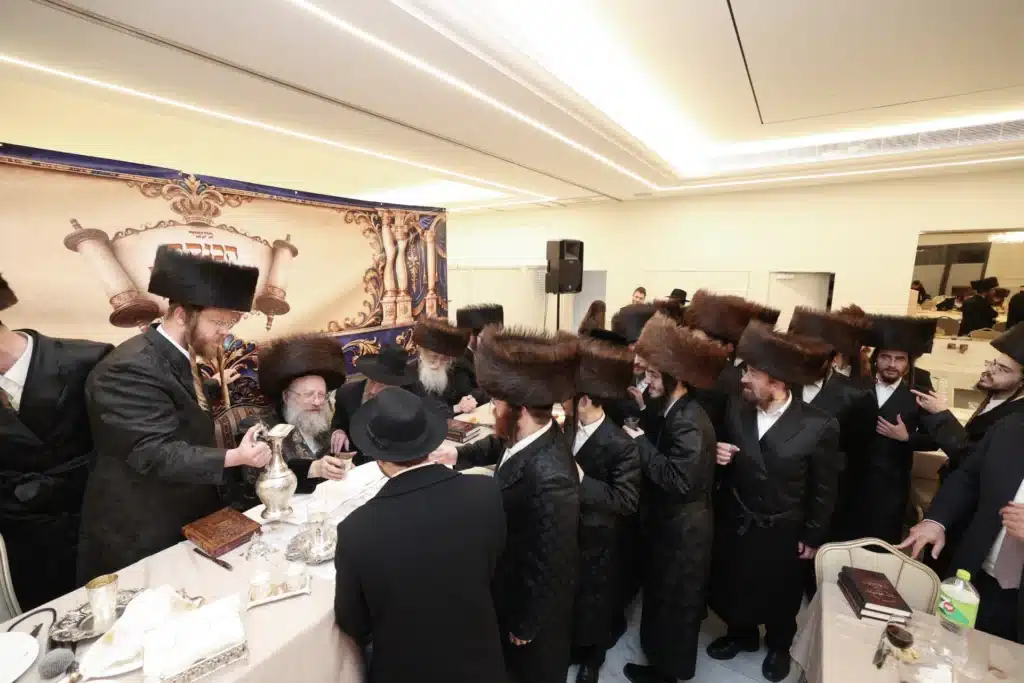 גלריה: מעמד הכנסת ספר תורה לבית המדרש דחסידי נאדוורנא באניא גלריה: מעמד הכנסת ספר תורה לבית המדרש דחסידי נאדוורנא באניא