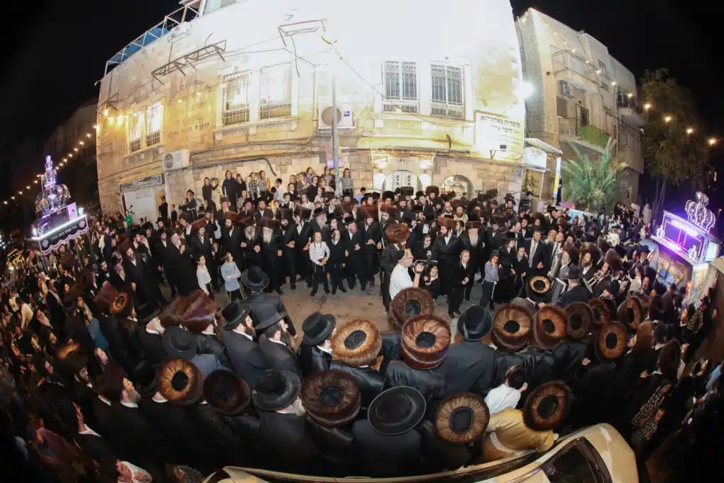 גלריה: מעמד הכנסת ספר תורה לבית המדרש דחסידי נאדוורנא באניא גלריה: מעמד הכנסת ספר תורה לבית המדרש דחסידי נאדוורנא באניא
