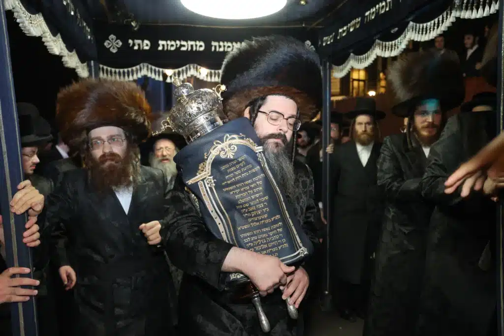 גלריה: מעמד הכנסת ספר תורה לבית המדרש דחסידי נאדוורנא באניא גלריה: מעמד הכנסת ספר תורה לבית המדרש דחסידי נאדוורנא באניא