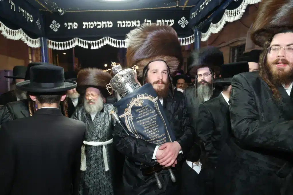 גלריה: מעמד הכנסת ספר תורה לבית המדרש דחסידי נאדוורנא באניא גלריה: מעמד הכנסת ספר תורה לבית המדרש דחסידי נאדוורנא באניא