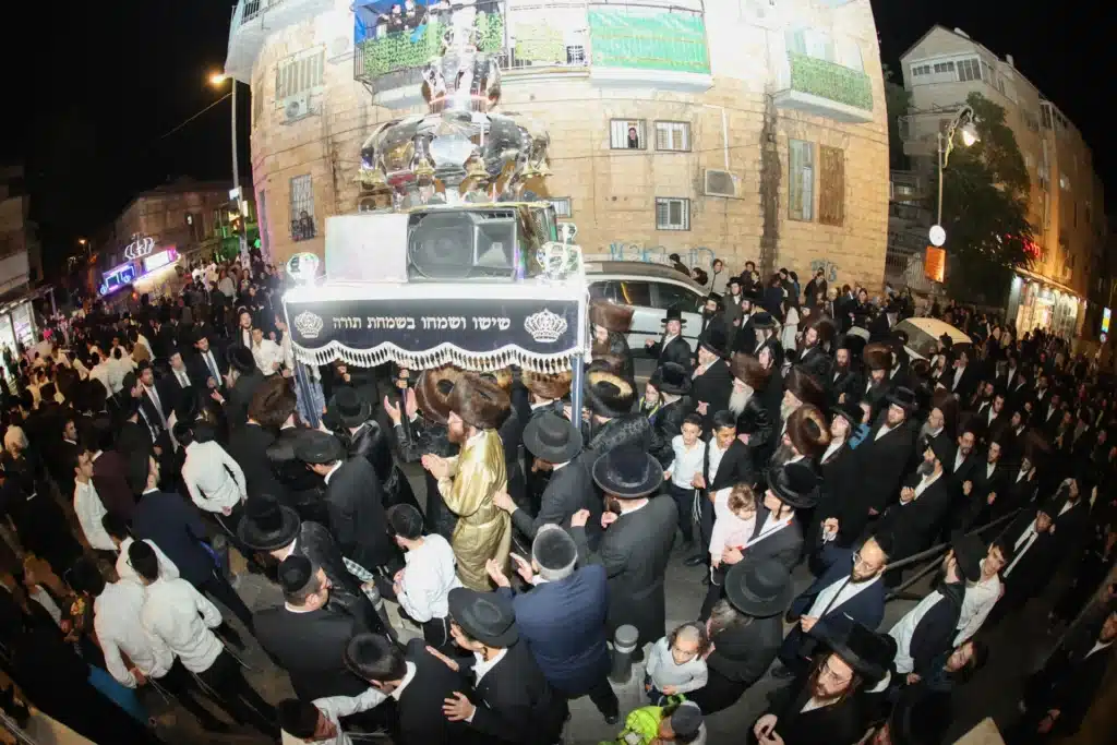 גלריה: מעמד הכנסת ספר תורה לבית המדרש דחסידי נאדוורנא באניא גלריה: מעמד הכנסת ספר תורה לבית המדרש דחסידי נאדוורנא באניא
