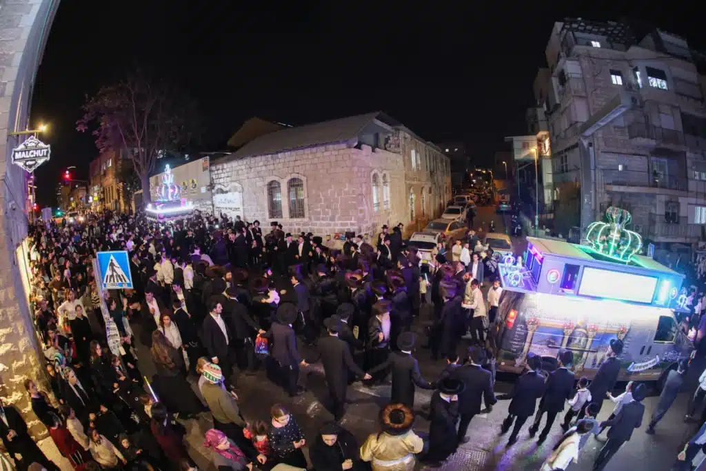 גלריה: מעמד הכנסת ספר תורה לבית המדרש דחסידי נאדוורנא באניא גלריה: מעמד הכנסת ספר תורה לבית המדרש דחסידי נאדוורנא באניא