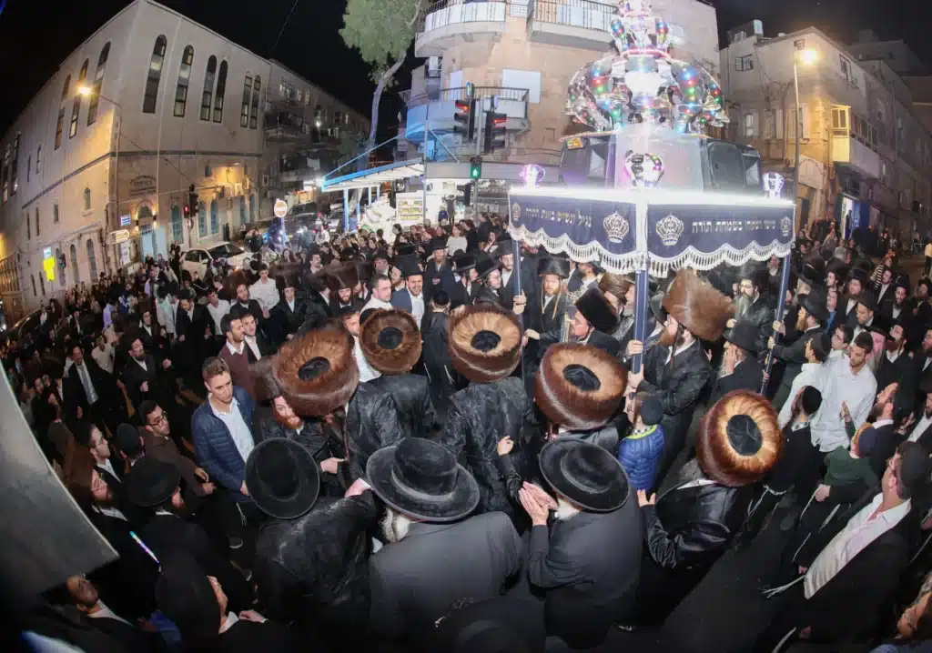 גלריה: מעמד הכנסת ספר תורה לבית המדרש דחסידי נאדוורנא באניא גלריה: מעמד הכנסת ספר תורה לבית המדרש דחסידי נאדוורנא באניא