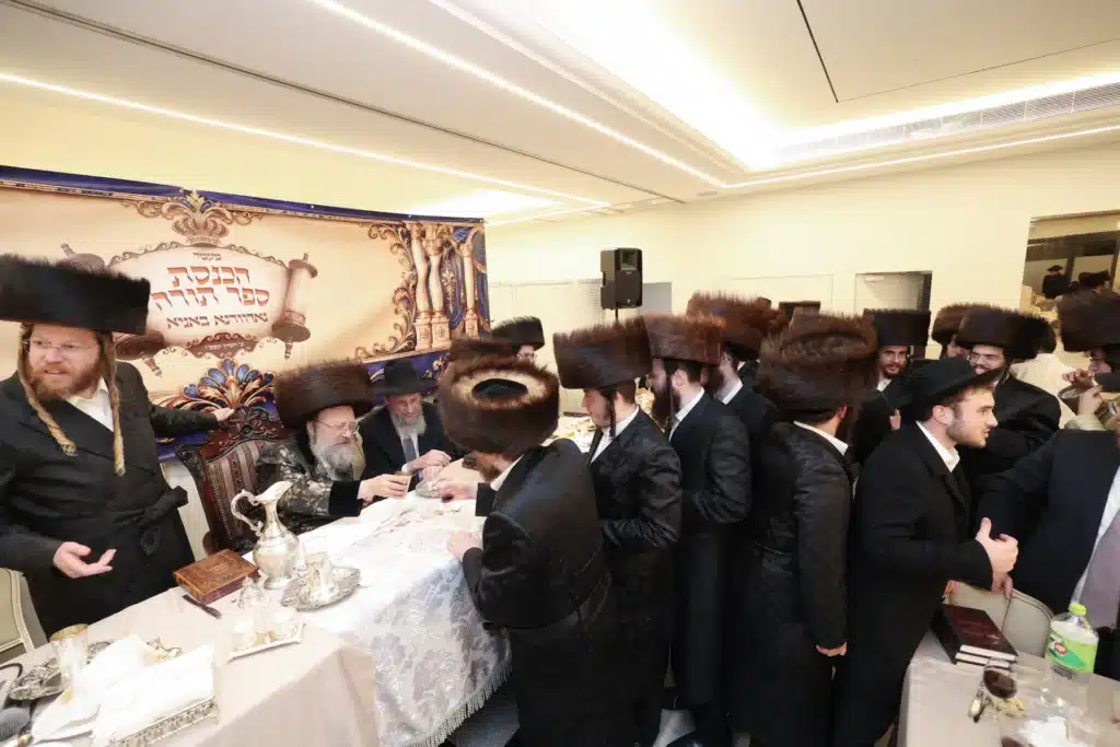 גלריה: מעמד הכנסת ספר תורה לבית המדרש דחסידי נאדוורנא באניא גלריה: מעמד הכנסת ספר תורה לבית המדרש דחסידי נאדוורנא באניא