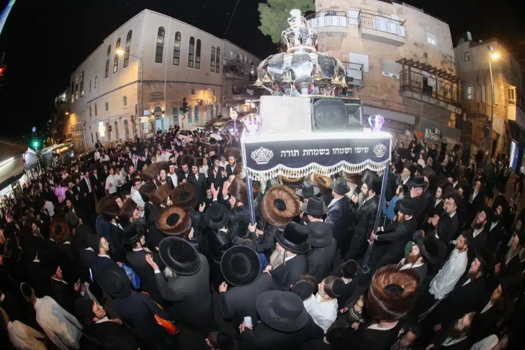 גלריה: מעמד הכנסת ספר תורה לבית המדרש דחסידי נאדוורנא באניא גלריה: מעמד הכנסת ספר תורה לבית המדרש דחסידי נאדוורנא באניא