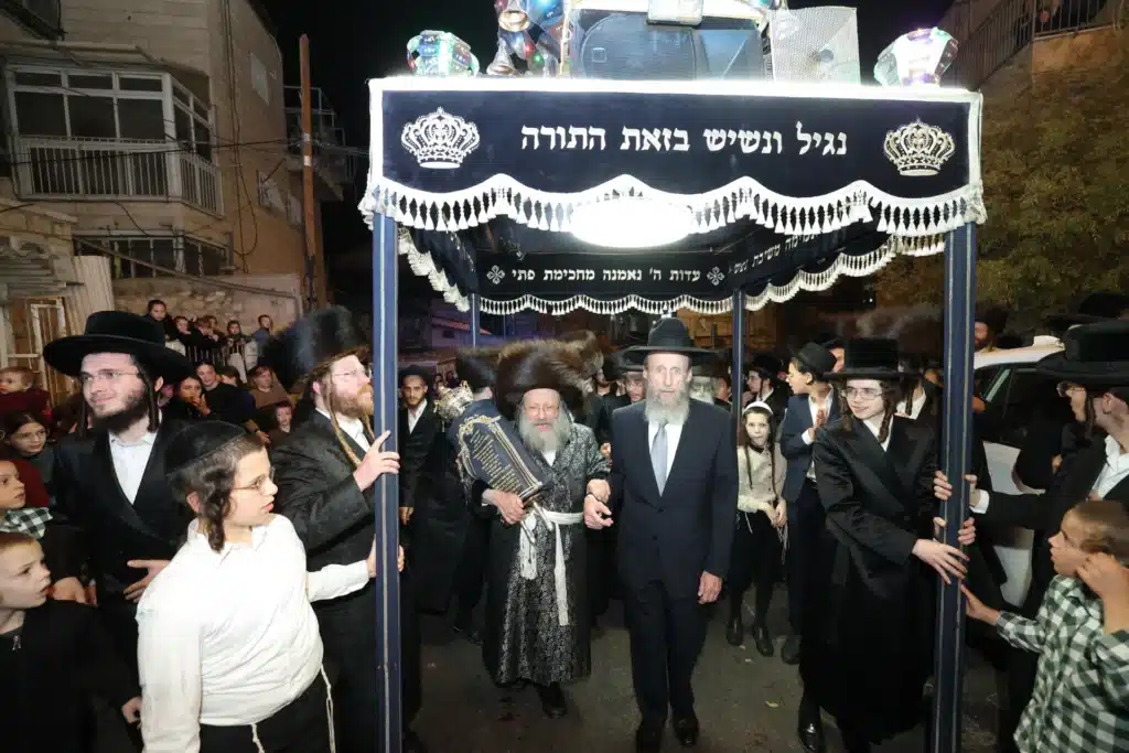 גלריה: מעמד הכנסת ספר תורה לבית המדרש דחסידי נאדוורנא באניא גלריה: מעמד הכנסת ספר תורה לבית המדרש דחסידי נאדוורנא באניא