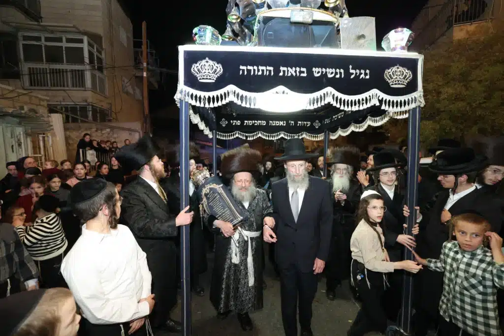 גלריה: מעמד הכנסת ספר תורה לבית המדרש דחסידי נאדוורנא באניא גלריה: מעמד הכנסת ספר תורה לבית המדרש דחסידי נאדוורנא באניא