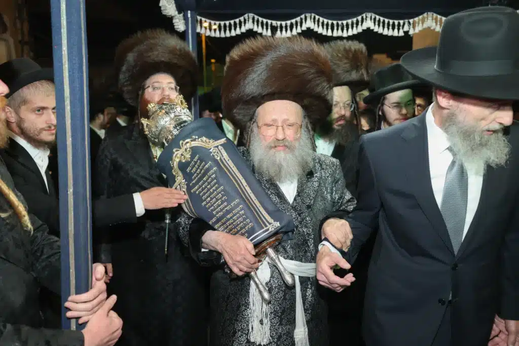 גלריה: מעמד הכנסת ספר תורה לבית המדרש דחסידי נאדוורנא באניא גלריה: מעמד הכנסת ספר תורה לבית המדרש דחסידי נאדוורנא באניא