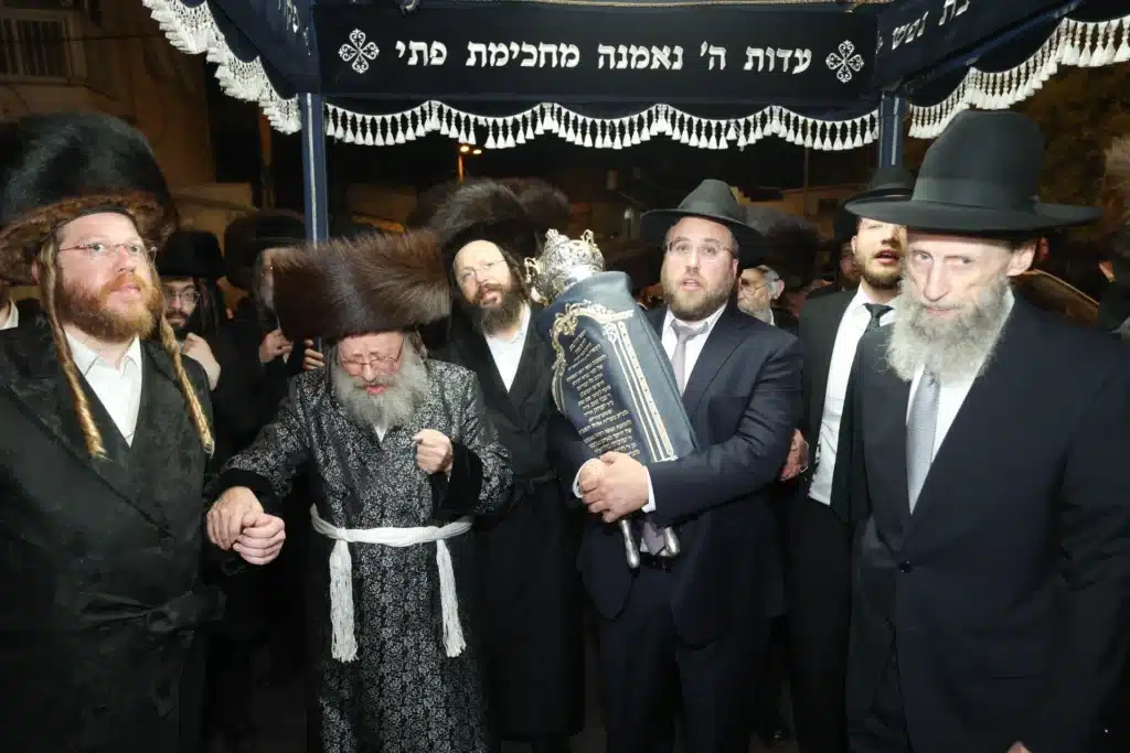 גלריה: מעמד הכנסת ספר תורה לבית המדרש דחסידי נאדוורנא באניא גלריה: מעמד הכנסת ספר תורה לבית המדרש דחסידי נאדוורנא באניא