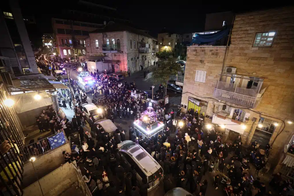 גלריה: מעמד הכנסת ספר תורה לבית המדרש דחסידי נאדוורנא באניא גלריה: מעמד הכנסת ספר תורה לבית המדרש דחסידי נאדוורנא באניא