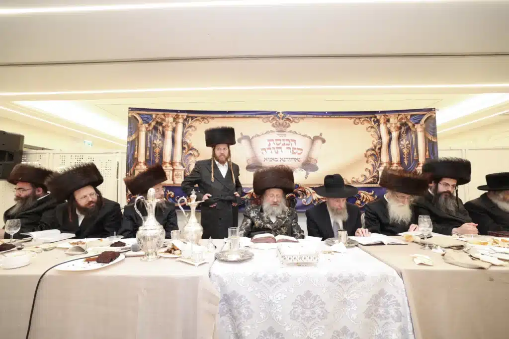 גלריה: מעמד הכנסת ספר תורה לבית המדרש דחסידי נאדוורנא באניא גלריה: מעמד הכנסת ספר תורה לבית המדרש דחסידי נאדוורנא באניא