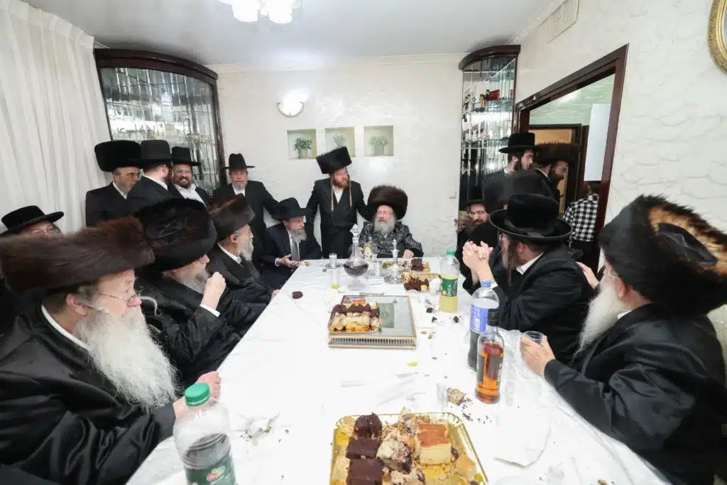 גלריה: מעמד הכנסת ספר תורה לבית המדרש דחסידי נאדוורנא באניא גלריה: מעמד הכנסת ספר תורה לבית המדרש דחסידי נאדוורנא באניא